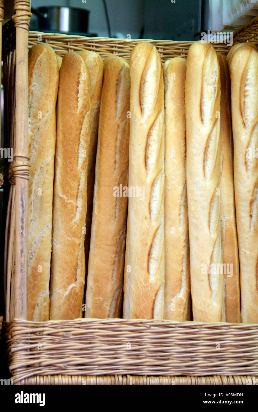 Brot-Stick Französisch Frankreich braunen Quadrat auf Korb frisch gebacken frisch knusprige Kruste Wicker Korb Baguette Schmerzen Laib Brote Stockfoto