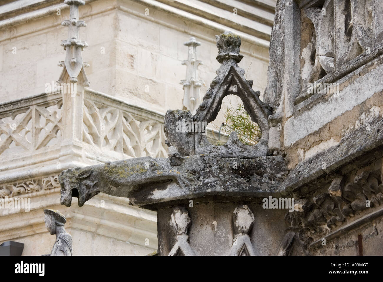 Mauerwerk auf Kathedrale von Burgos vor und nach der Reinigung und Restaurierung Spanien Stockfoto