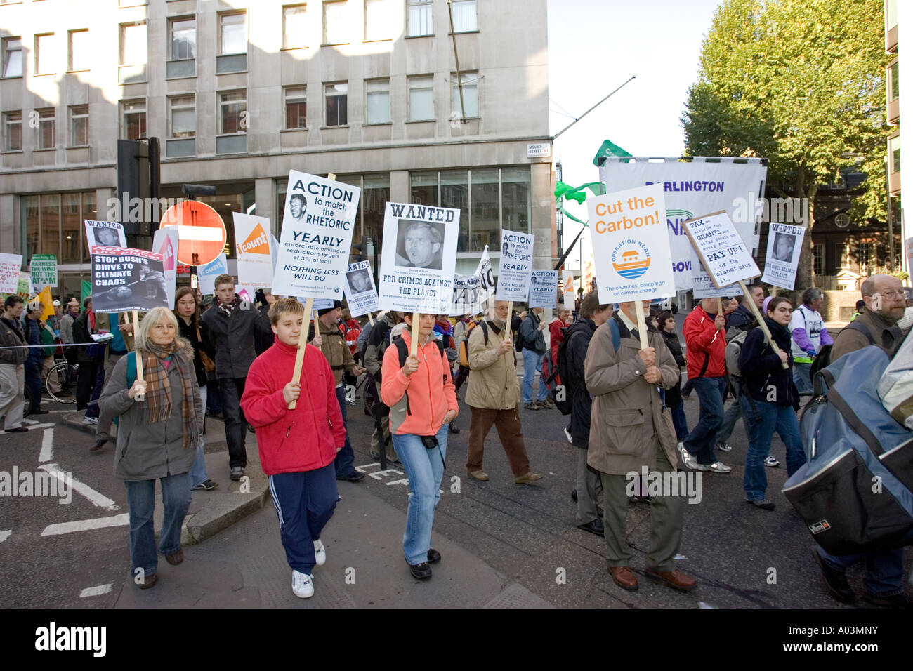 Demonstranten marschieren durch London mit Klima-Chaos stoppen Plakate auf nationalen Rallye London 2006 Stockfoto
