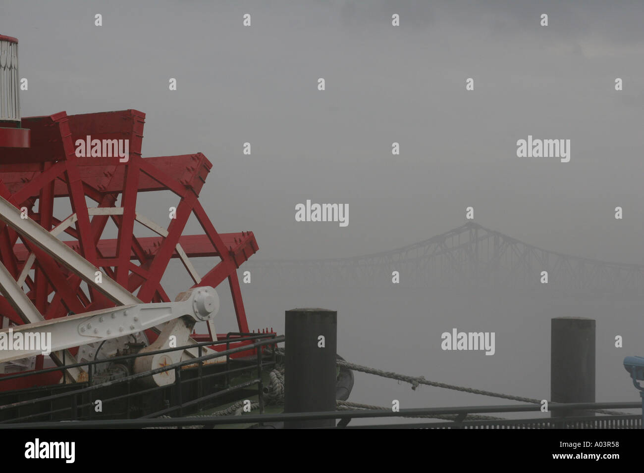 Schaufelrad aus Steamboat Natchez im Nebel Stockfoto
