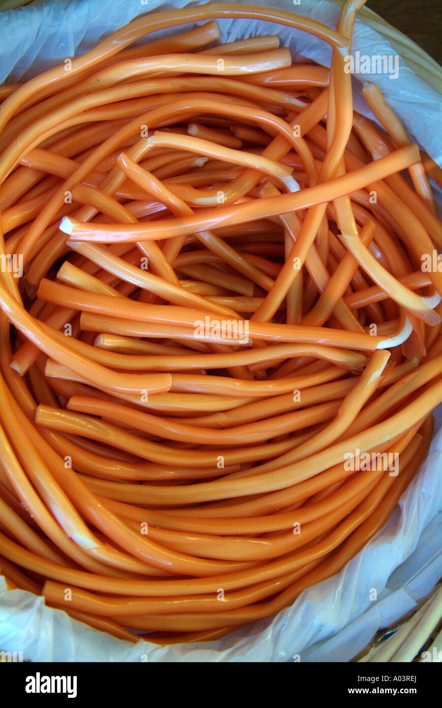 süße Schnürsenkel schnüren verschiedene Aroma Gelatine Süßwaren Spaghetti Kind spielen traditionelle alte altmodische Garküche Stockfoto