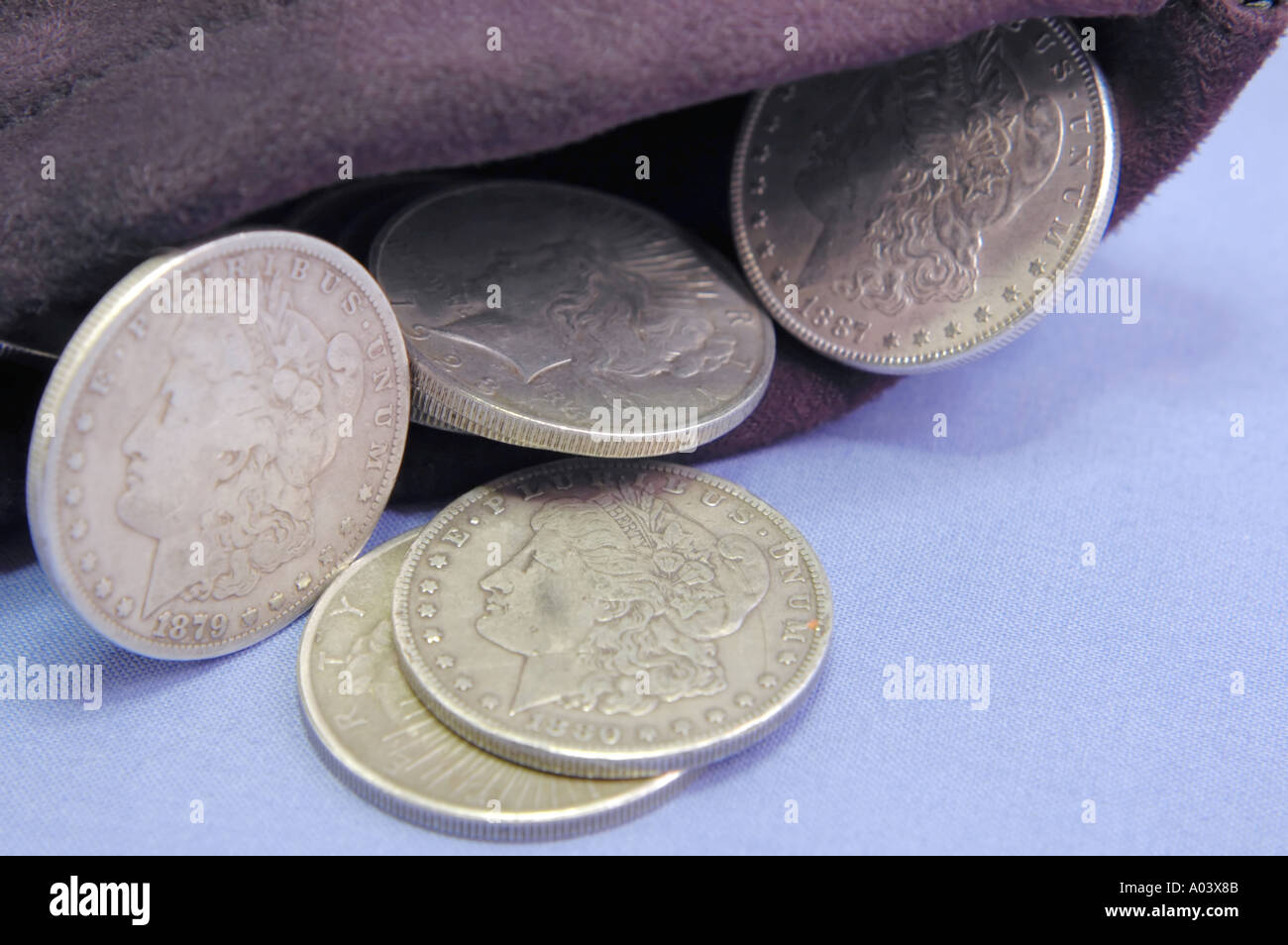 U S Silberdollars verschütten aus einer Tasche Stockfoto