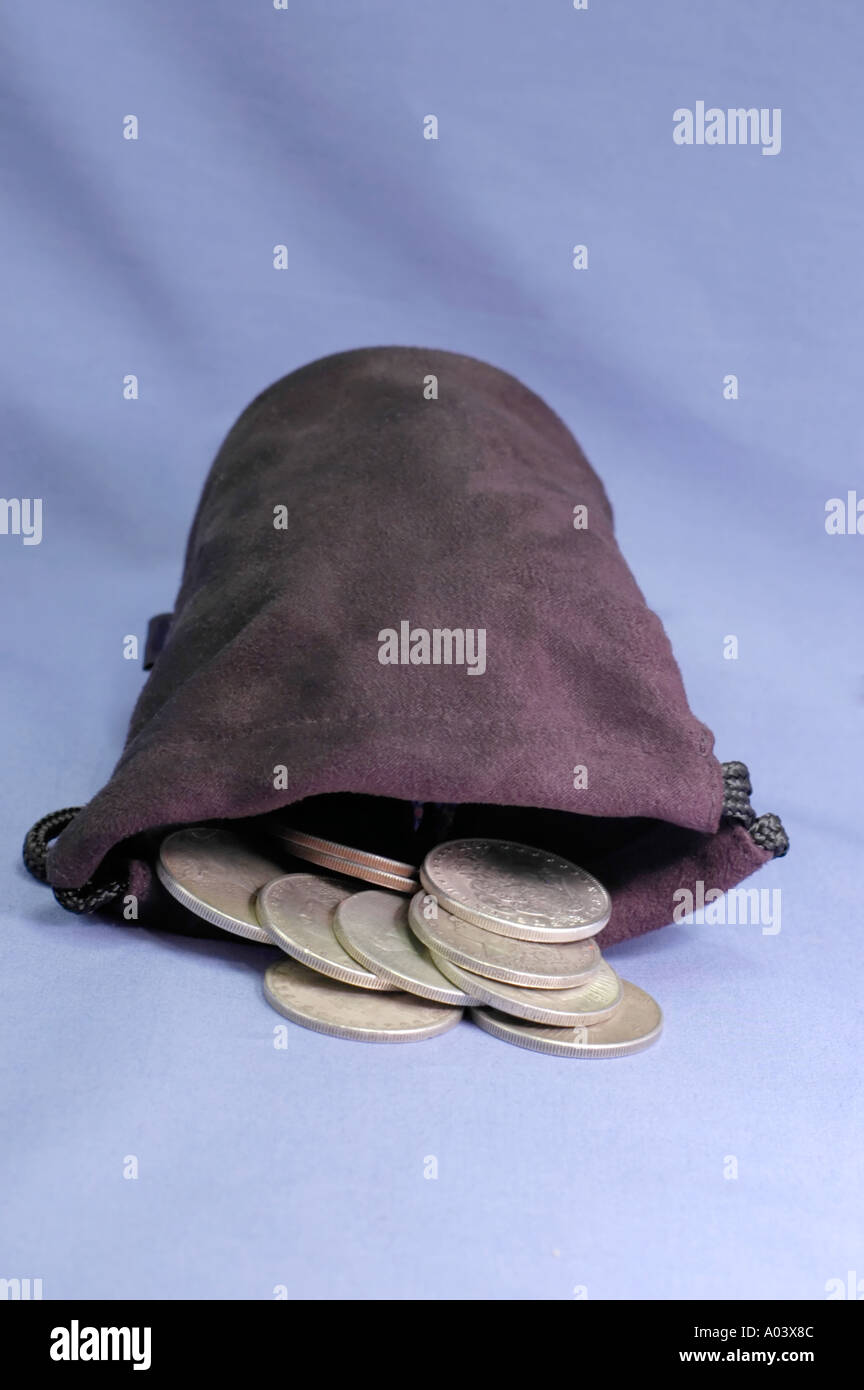 U S Silberdollars verschütten aus einer Tasche Stockfoto