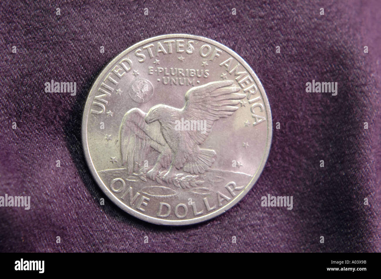 Hinter einem U S Silber-Dollar im Jahr 1976 geprägt Stockfoto