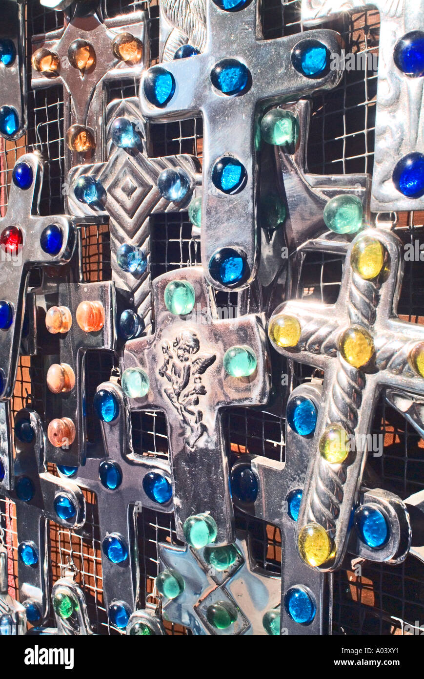 Kreuze auf dem Display für Verkauf auf einem Straßenmarkt in San Miguel de Allende Stockfoto
