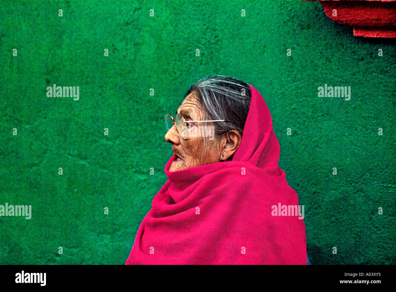 Alte mexikanische Frau trug einen hellen rosa Schal Stockfoto