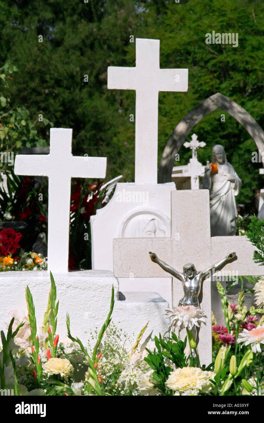 Friedhof-Szene von Gräbern mit weißen kreuzen in San Miguel de Allende Stockfoto