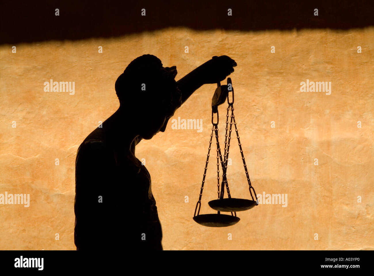Silhouette der Justitia Statue im Innenhof in Queretaro, Mexiko Stockfoto
