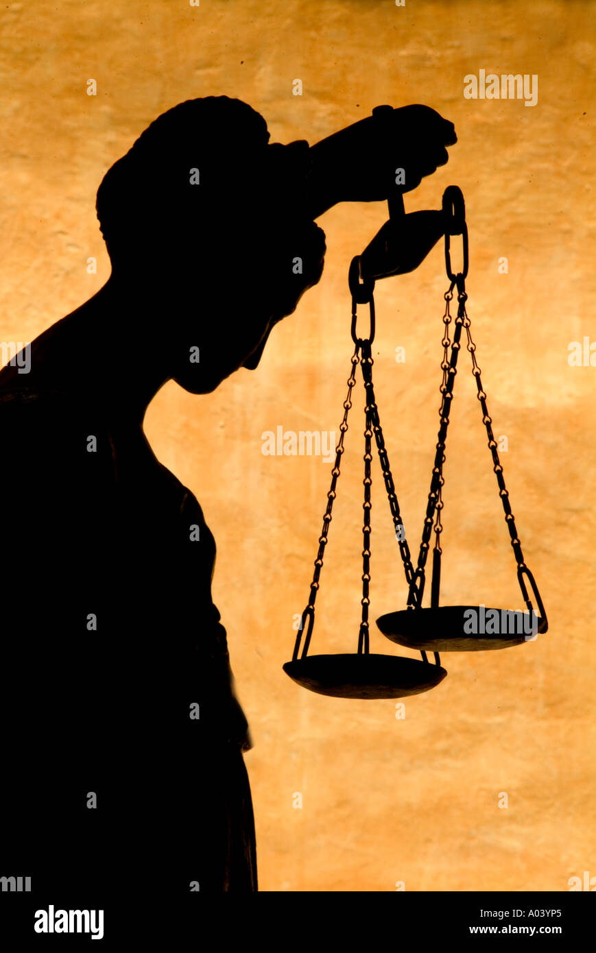 Silhouette der Justitia Statue im Innenhof in Queretaro, Mexiko Stockfoto