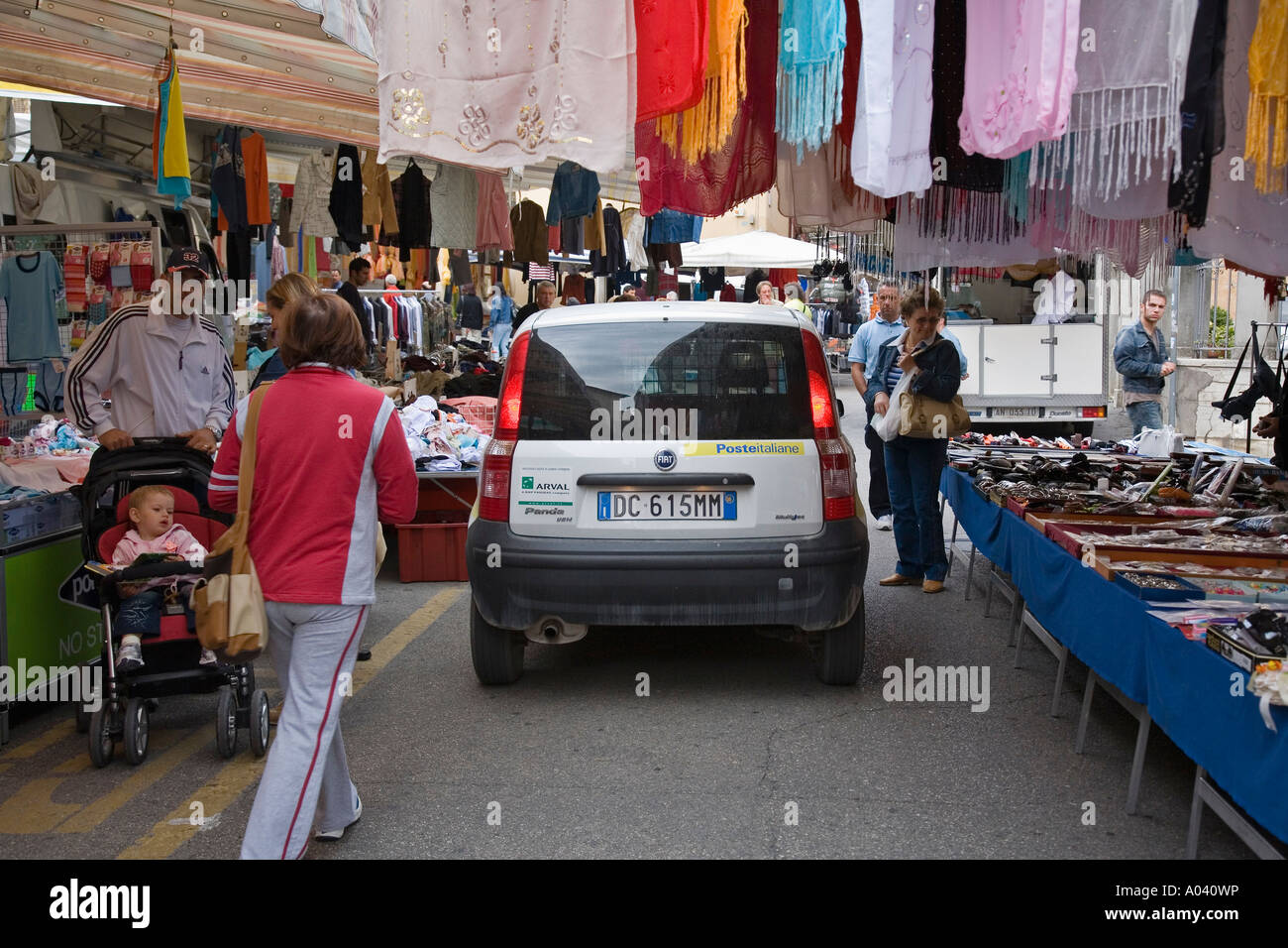 Italienische Post Fahrzeug fährt zwischen Kabinen auf belebten Straße während der wöchentliche Markttag Marsciano Italien PG Stockfoto