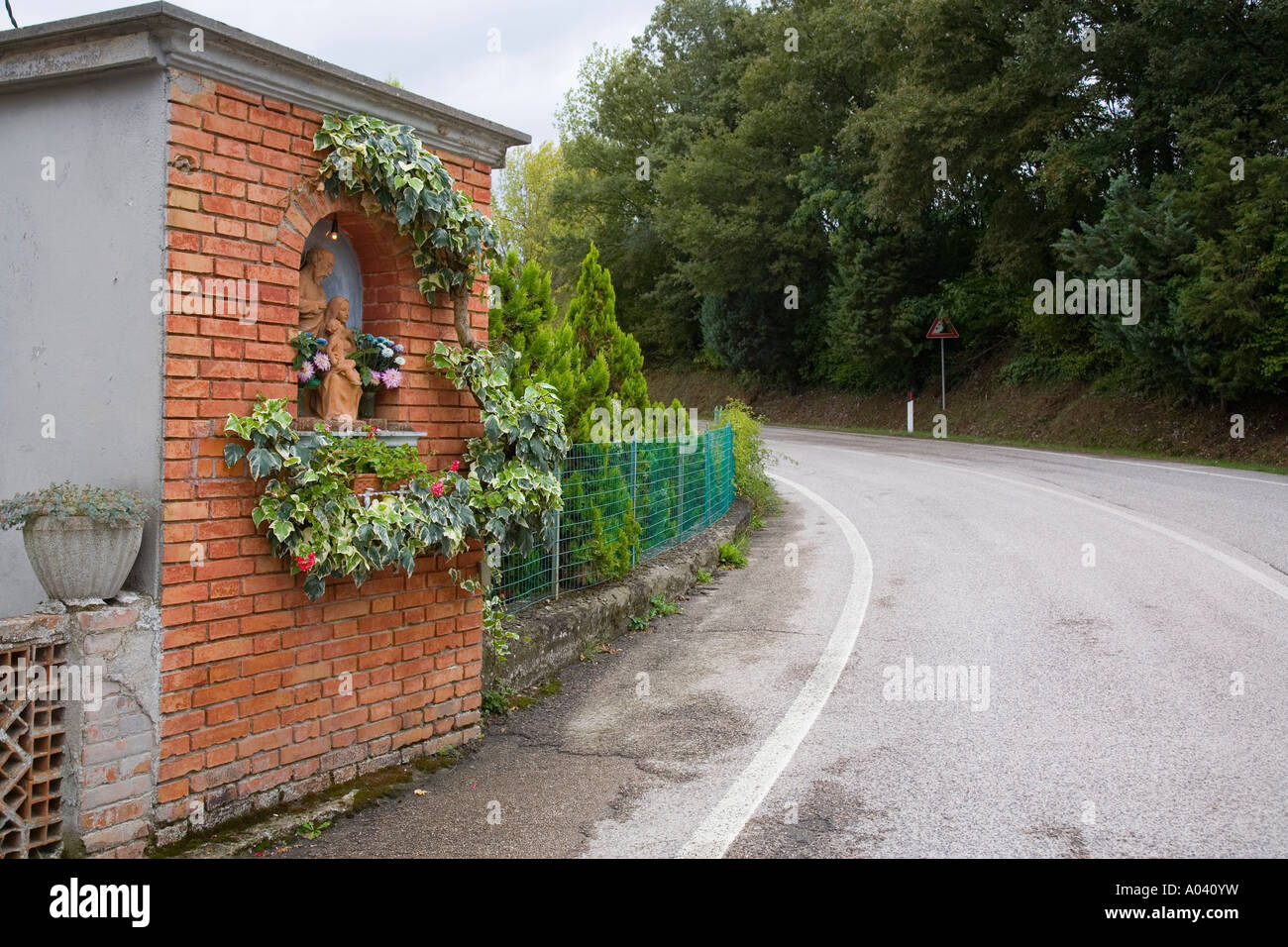 Am Straßenrand Schrein in Hilltown Dorf von Pornello Italien TR Stockfoto