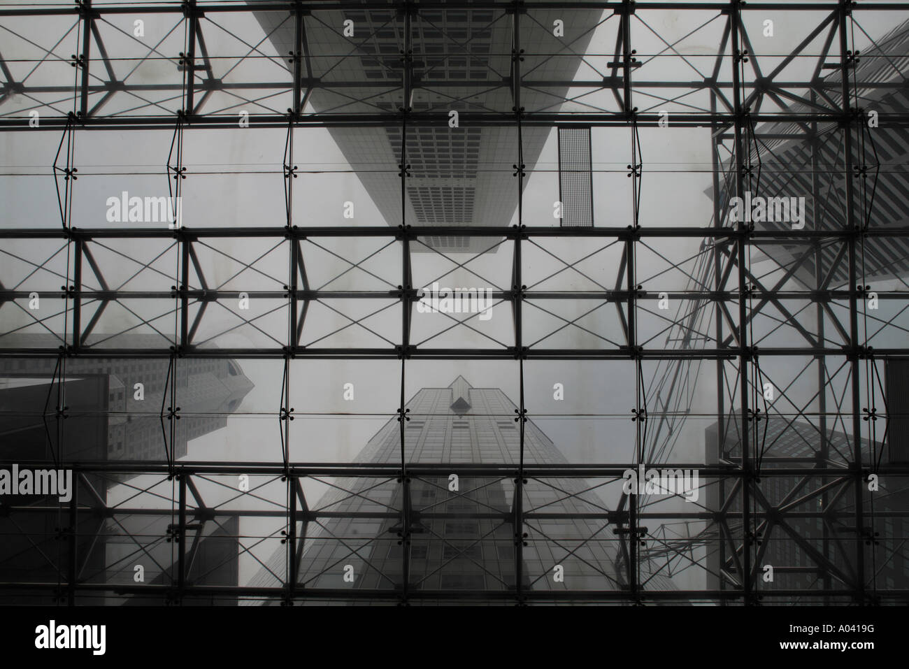 Asien Singapur Blick hinauf durch Glas und Stahl Atrium im Inneren der United Overseas Bank Building von Raffles Place Stockfoto