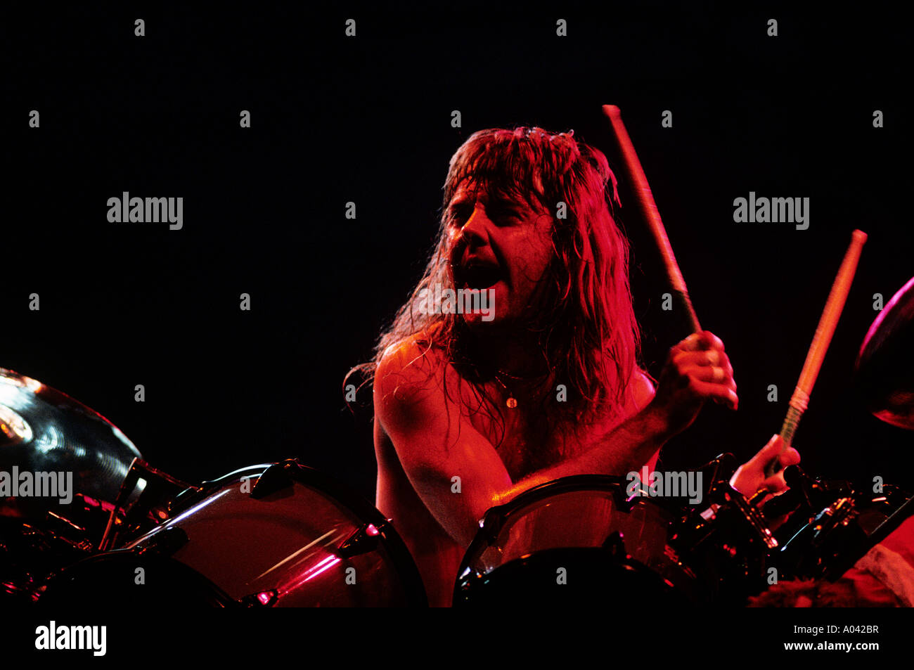 Lars Ulrich hält sich die schweren Beats bei Metallicas beschädigt Justice Tour 1988-1989 Phoenix, AZ. Stockfoto