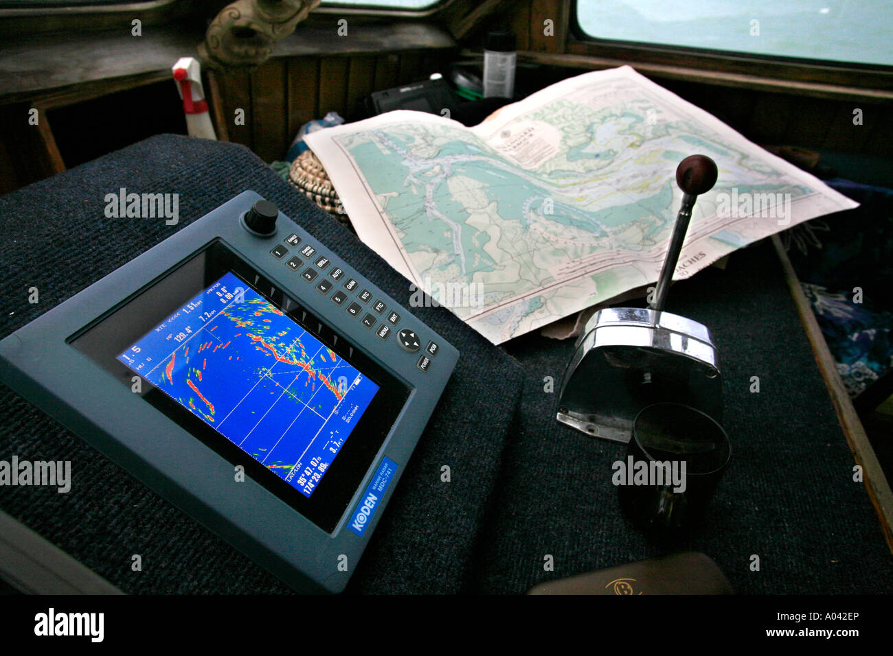 Display und Marine Netzdiagramm neben einander auf der Brücke eines kleinen Schiffes Stockfoto