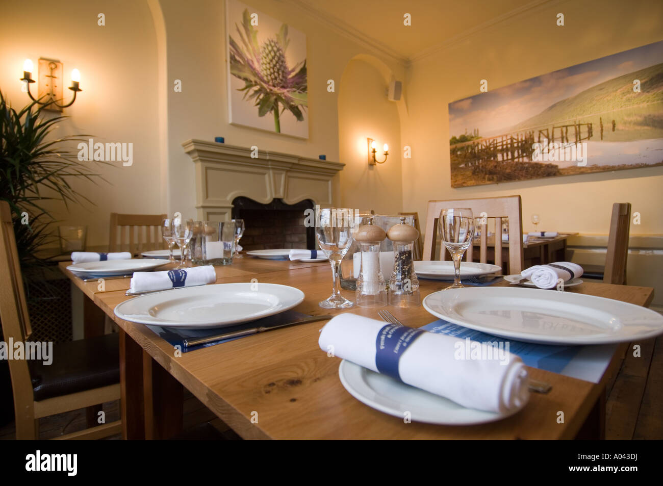 Legen Sie Einstellungen an einem Tisch im restaurant Stockfoto