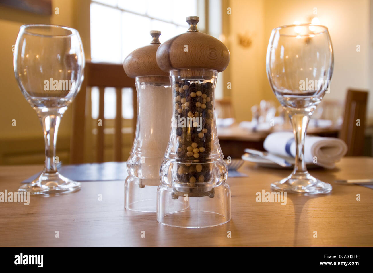 Nahaufnahme von einem Restaurant Gedeck mit Salz- und Pfeffermühlen Stockfoto