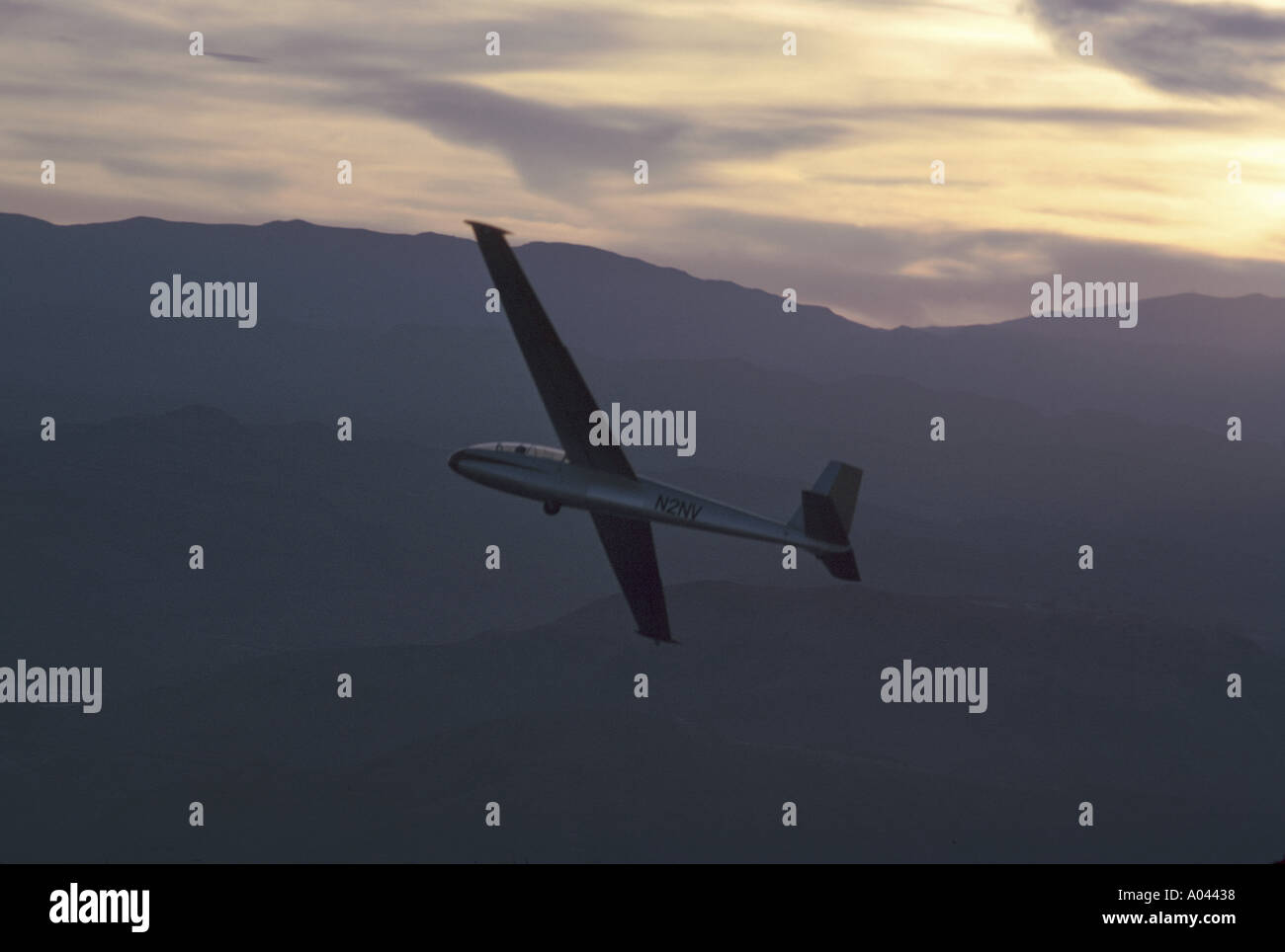 Segel-Flugzeug bei Sonnenuntergang Stockfoto