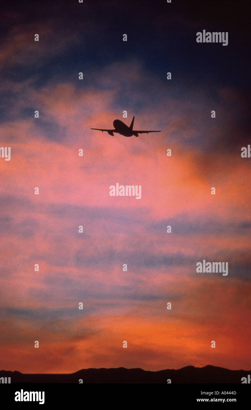 Flugzeug im Sonnenuntergang Stockfoto