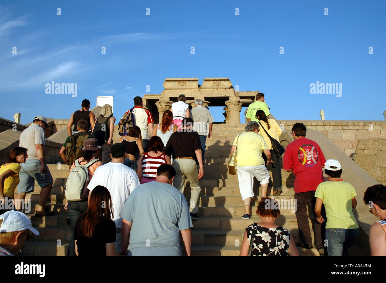 Touristen, die am Tempel von Kom-Ombo, Ägypten, Afrika besuchen Stockfoto