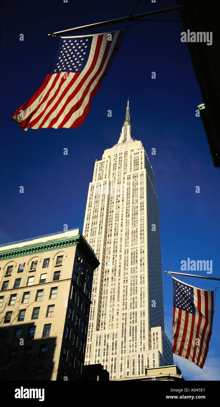 USA New York New York City Empire State Building und USA Flaggen Stockfoto