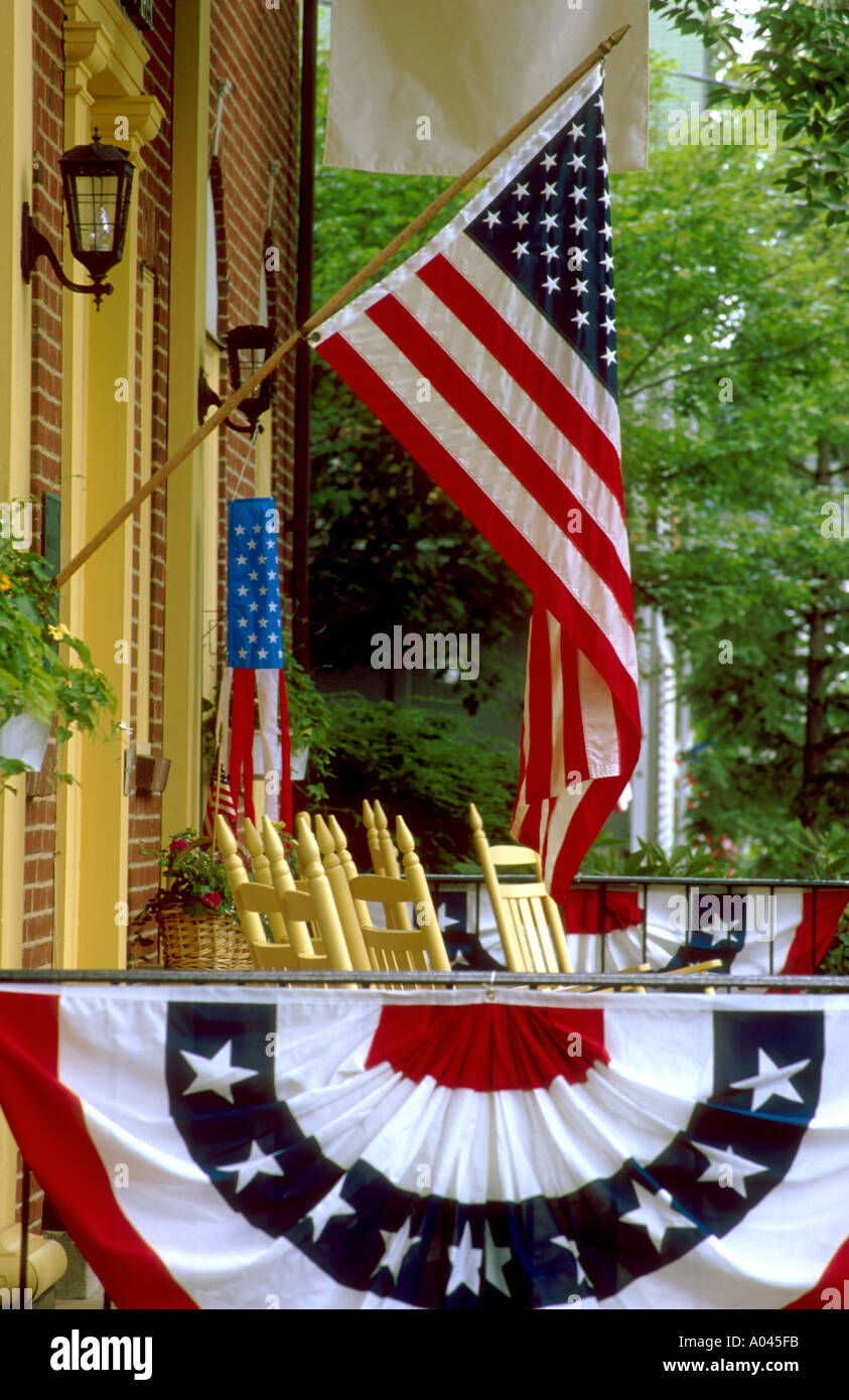 USA New York, Chautauqua, amerikanische Flagge auf Veranda und bunting Stockfoto