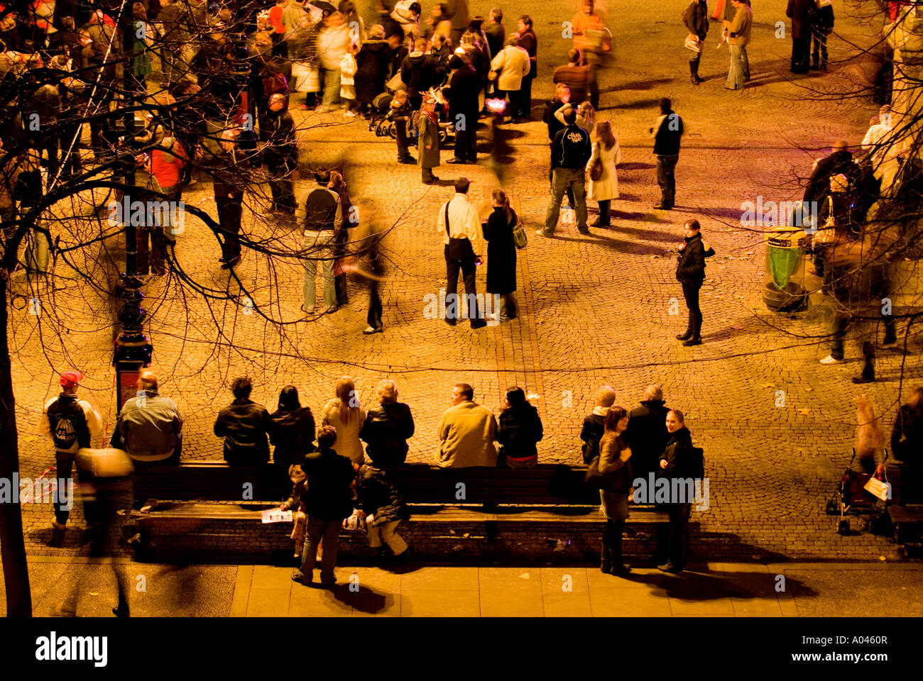 Menschen hängen am Albert Square bei Nacht Stockfoto