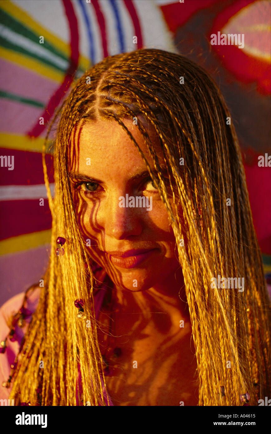 Porträt der jungen Frau etwa 30 Jahre alt Stockfoto