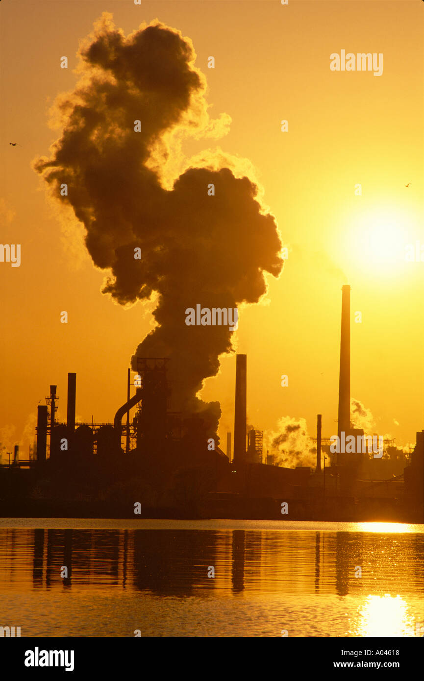 Kanada Ontario Hamilton Stahlwerk emittiert Rauch und Luftverschmutzung bei Sonnenuntergang, CO2-Bilanz Stockfoto
