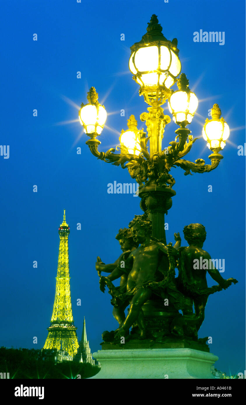 Frankreich Paris Eiffelturm und Lampe post Stockfoto