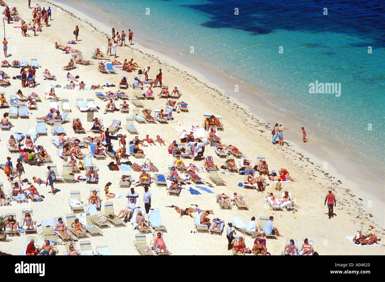 Bahamas Nassau Cable Beach Menschen entspannen und Sonnenbaden am Strand Stockfoto