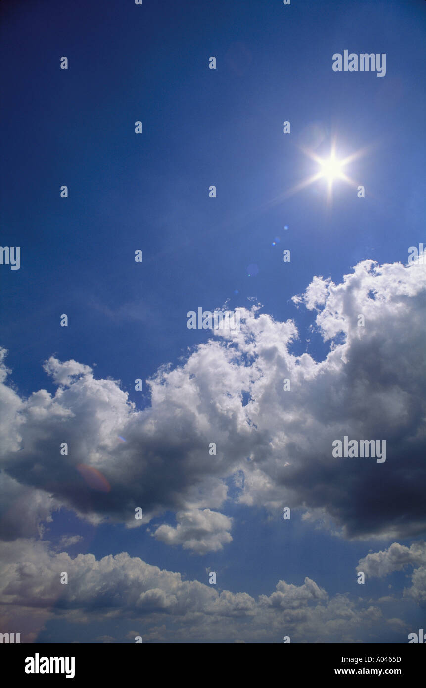 Sunburst blauen Himmel und weiße Wolken Stockfoto