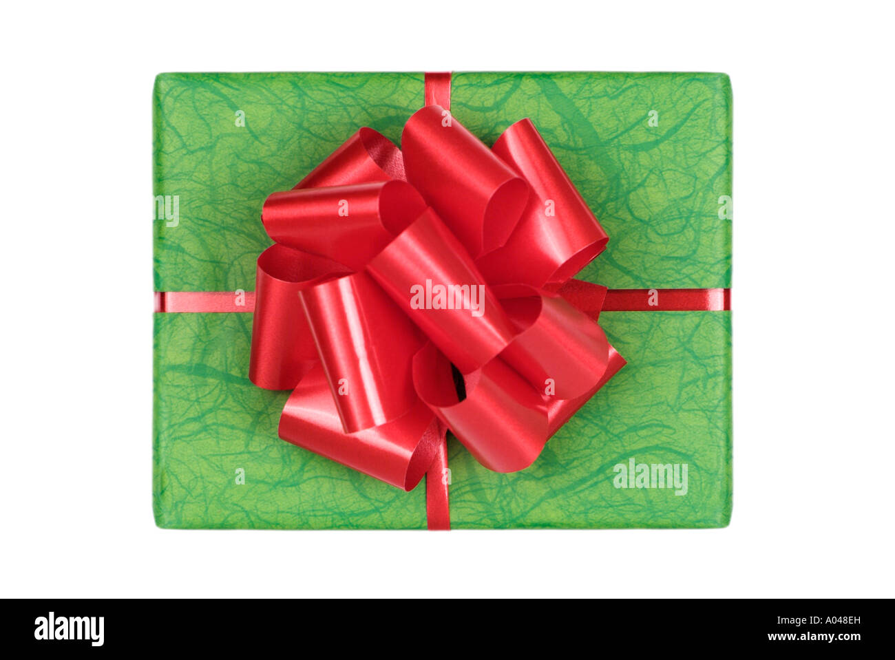 Geschenk verpackt mit grünem Papier und ein rotes Band Stockfoto
