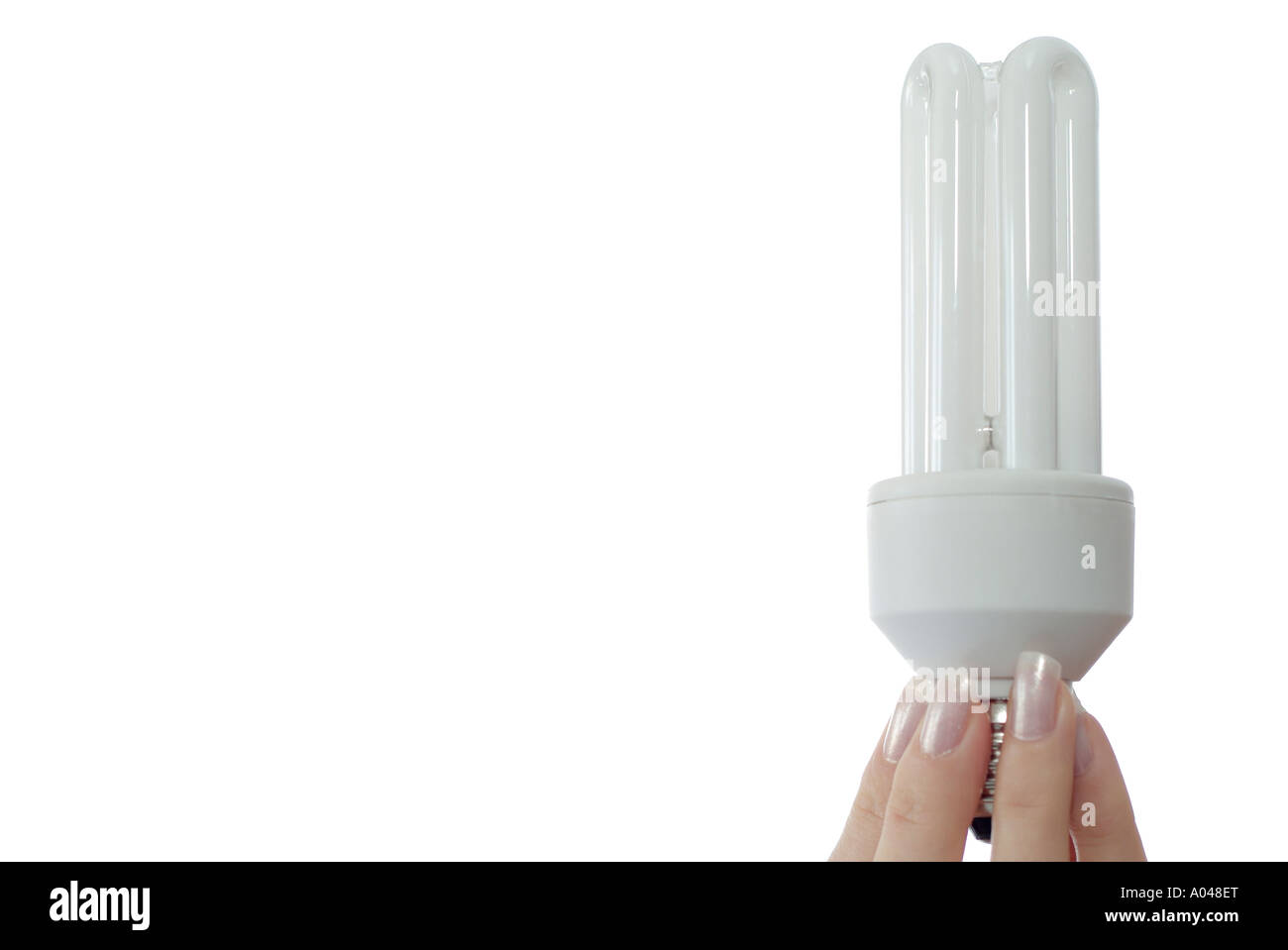 Energiesparende Glühbirne Held zwischen den Fingern des Weibchens eine umweltfreundliche Alternative zu herkömmlichen Glühlampen Stockfoto