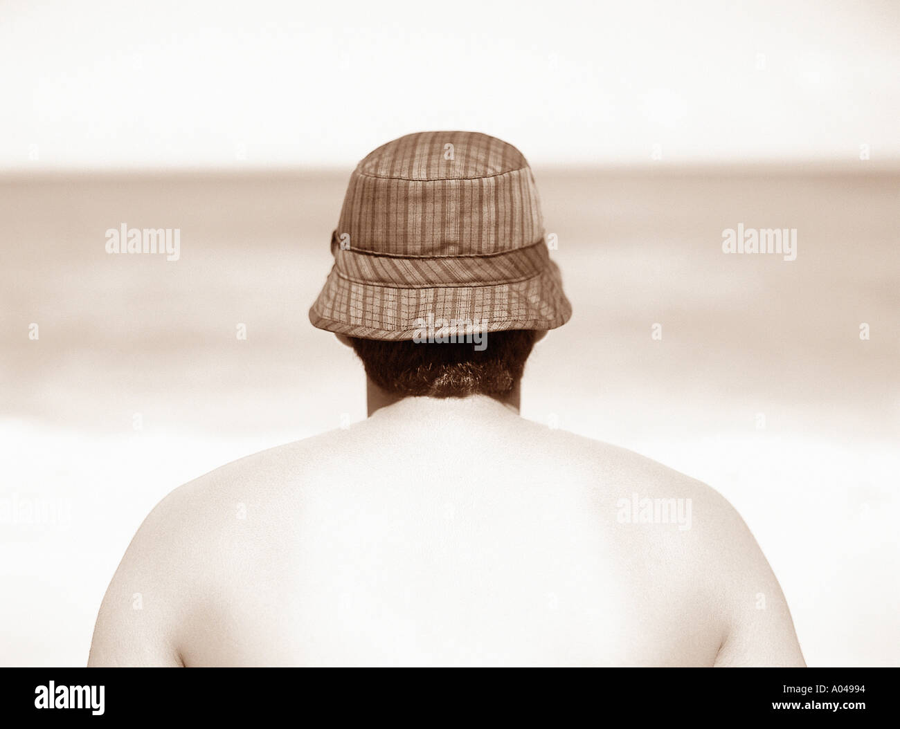 Junger Mann mit Hut, Blick auf das Meer Stockfoto