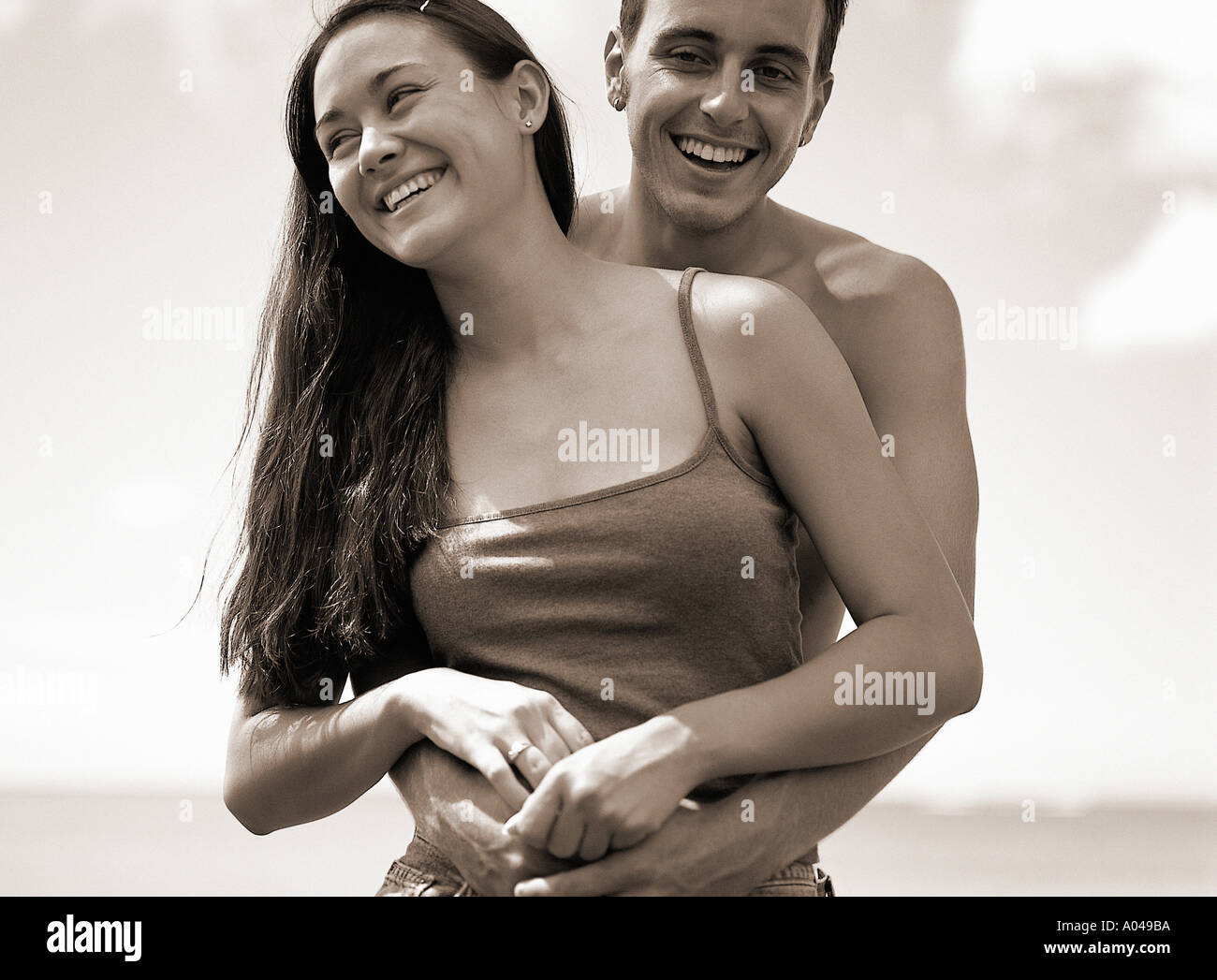 Junges Paar lachende stehend Natur umarmen Stockfoto