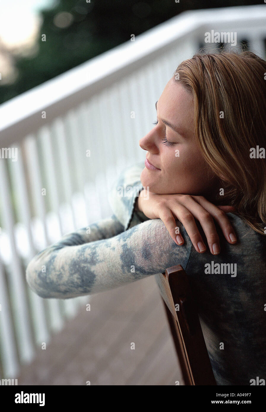 Junge Frau sitzt auf einem Stuhl entspannen Stockfoto