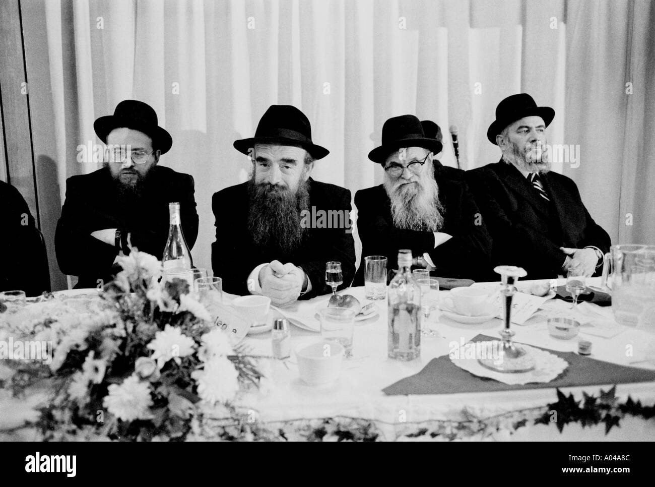 Vier Rabbiner auf einer Hochzeit um 1991 Stockfoto