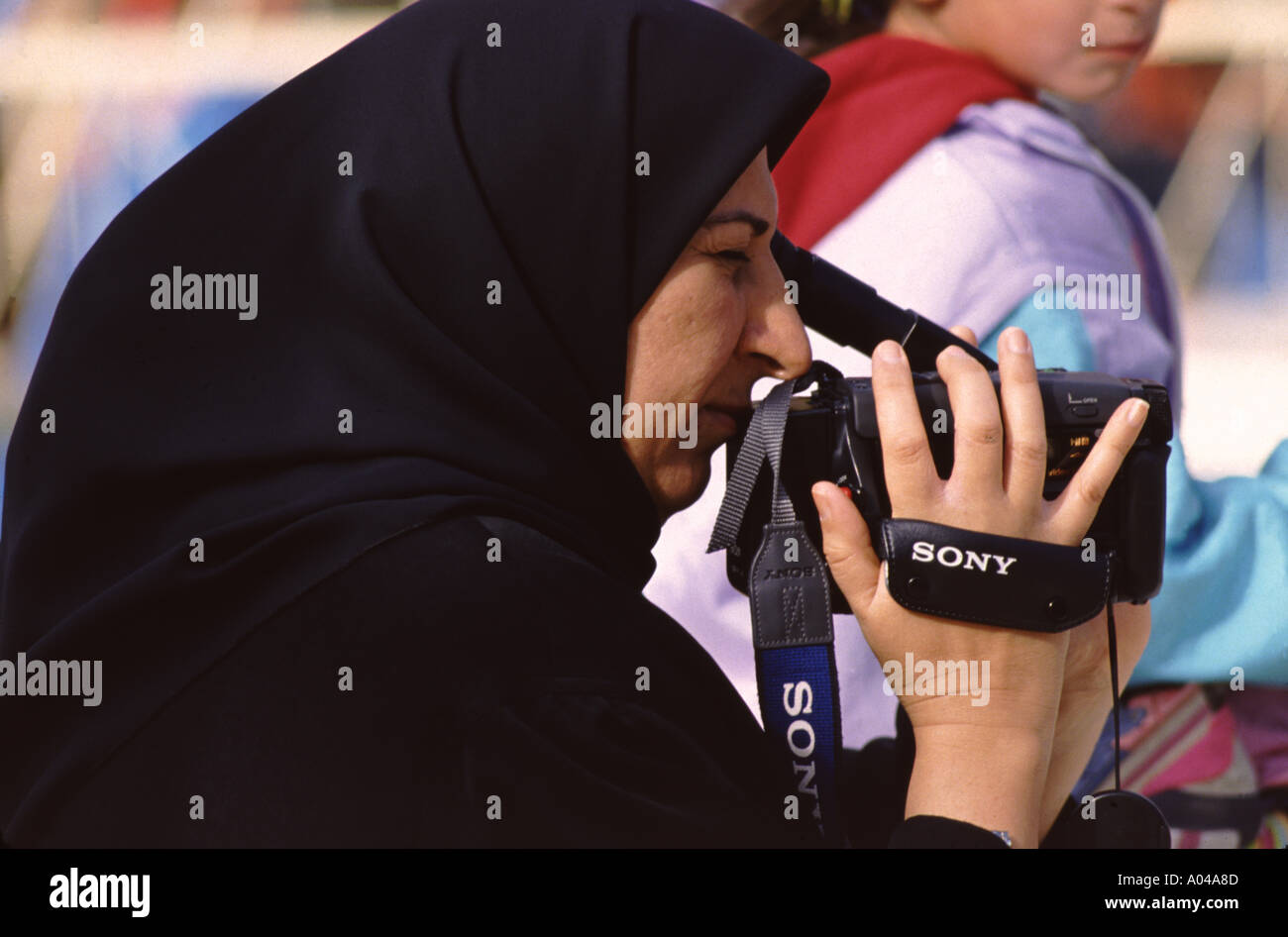 Muslimische Frau filmt mit Videokamera Stockfoto