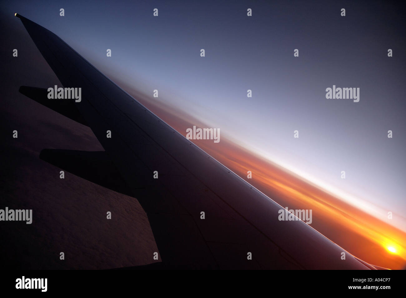 Flugzeug fliegen in Richtung Sonnenaufgang Stockfoto