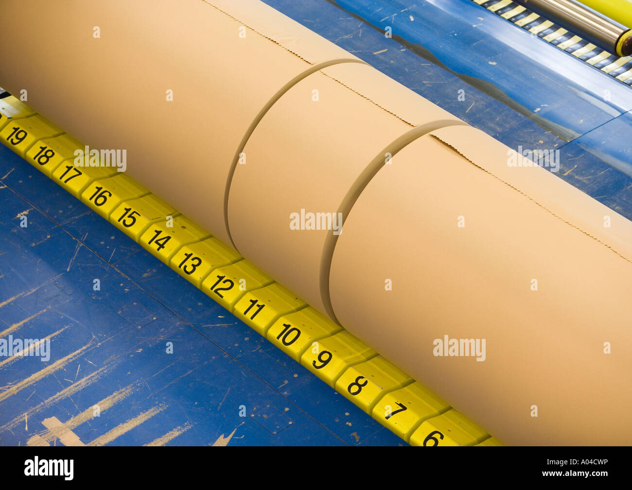 Papierrollen in Papierfabrik Stockfoto