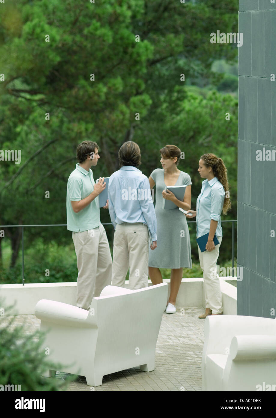Lässig gekleidet junge Führungskräfte arbeiten auf Terrasse Stockfoto