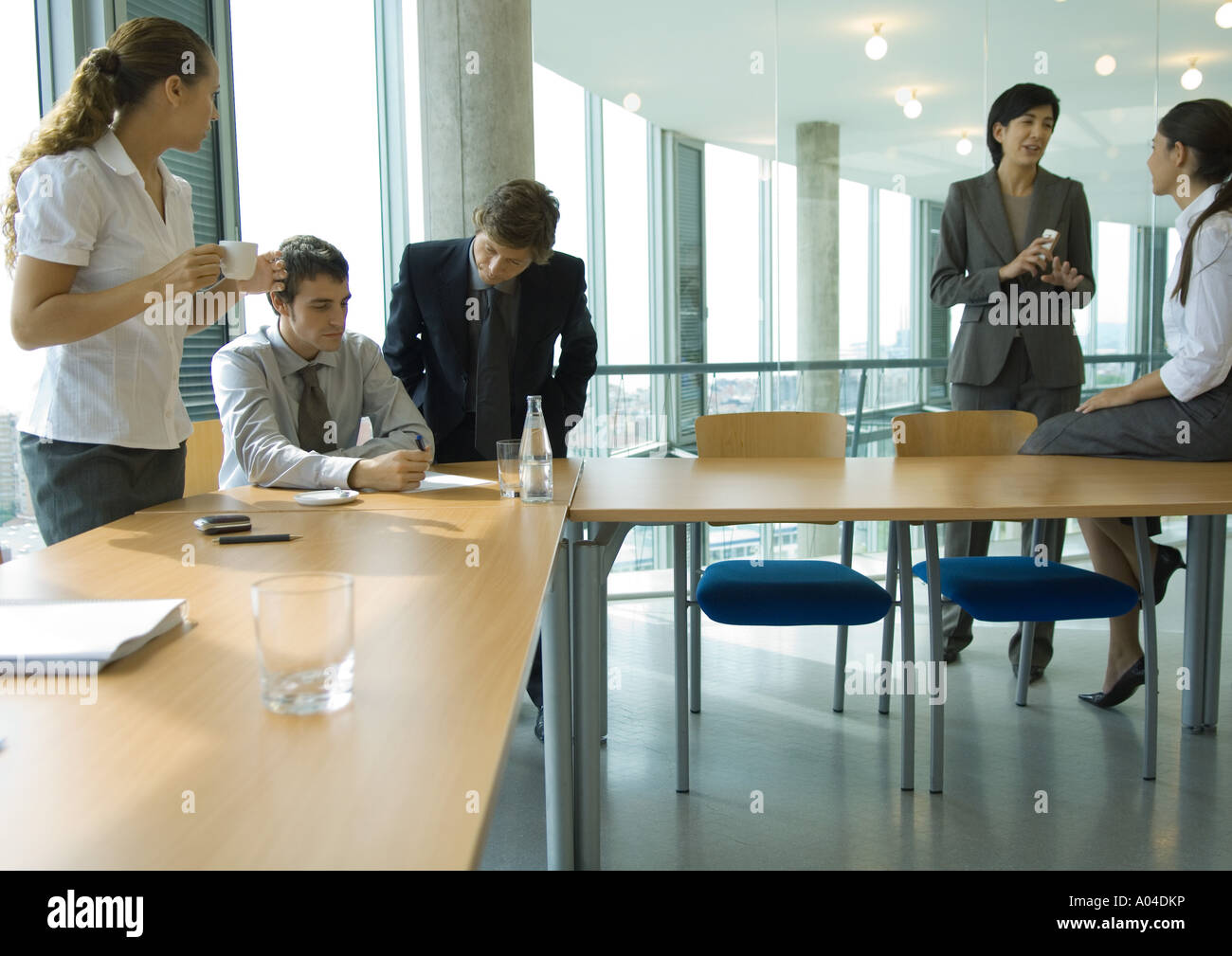 Geschäftspartnern im Konferenzraum im Gespräch Stockfoto