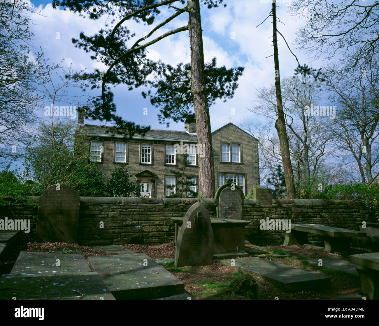 Brontë Pfarrhaus gesehen aus dem Kirchhof, Haworth, West Yorkshire, England, UK. Stockfoto