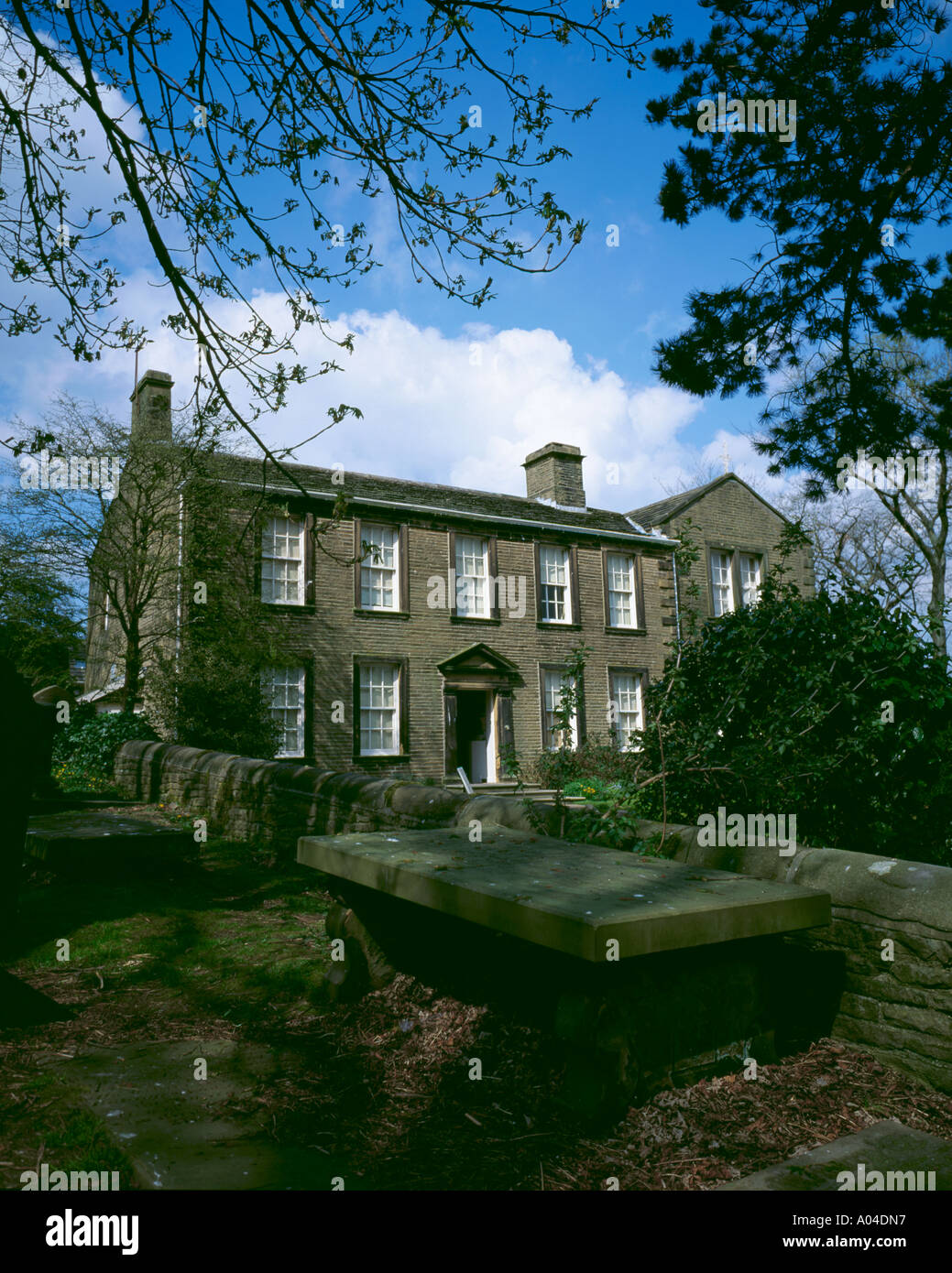 Brontë Pfarrhaus gesehen aus dem Kirchhof, Haworth, West Yorkshire, England, UK. Stockfoto