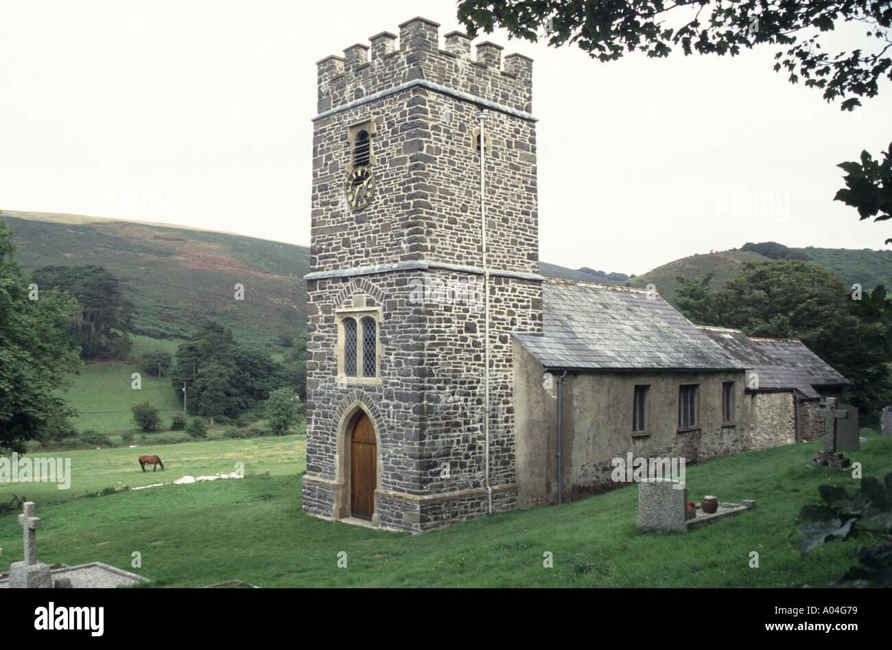 Steinturm & alte anglikanische Oare Kirche St. Mary ein Gebäude in der Landschaft aus der Geschichte von Lorna Doone von Autor R D Blackmore Somerset England Großbritannien Stockfoto Steinturm & alte anglikanische Oare Kirche St. Mary ein Gebäude in der Landschaft aus der Geschichte von Lorna Doone von Autor R D Blackmore Somerset England Großbritannien Stockfoto