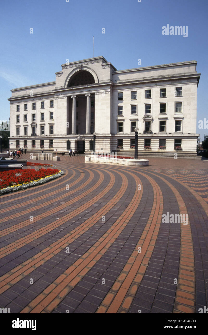 Centenary Square und Baskerville Haus mit gemusterten Pflastersteinen und Blumenschmuck in verkehrsberuhigten Platz Stockfoto