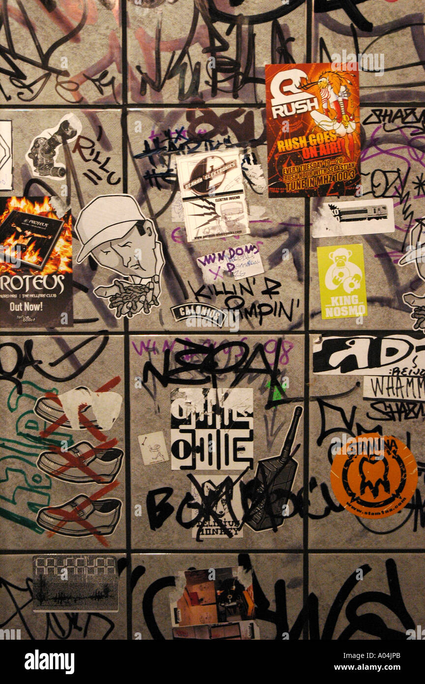 Graffiti an der Wand WC Kabine Stockfotografie - Alamy