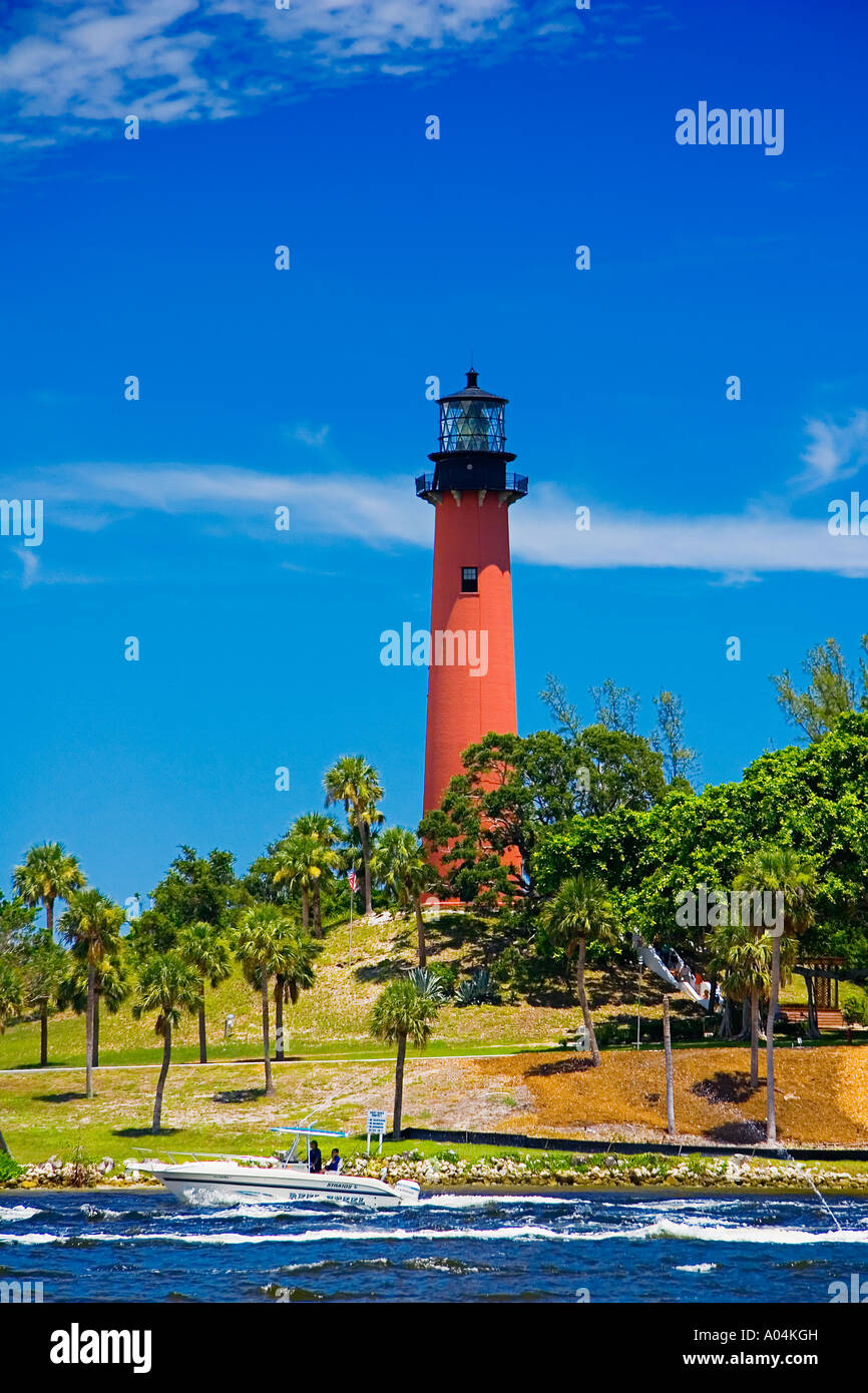 Jupiter Inlet Leuchtturm restauriert 1860 historischen Leuchtturm und Sport Fischerboot in Loxahatchee River Florida Atlantik Stockfoto