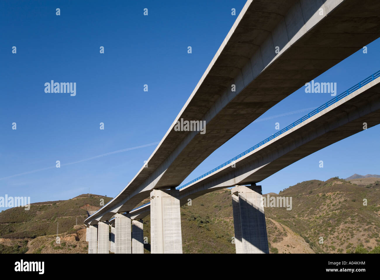 Brücke Kreuzung Schlucht auf Autobahn E15 zwischen Marbella und Istan Landesinnern Costa del Sol Malaga Provinz Spaniens Stockfoto