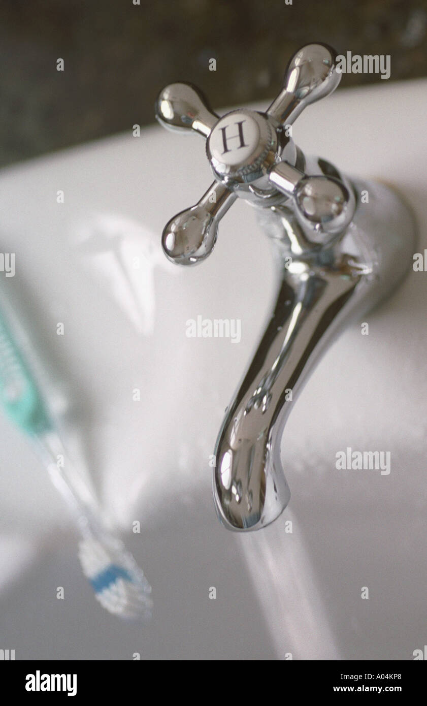 Nahaufnahme Von Einem Warmwasserhahn Auf Ein Waschbecken Stockfotografie Alamy
